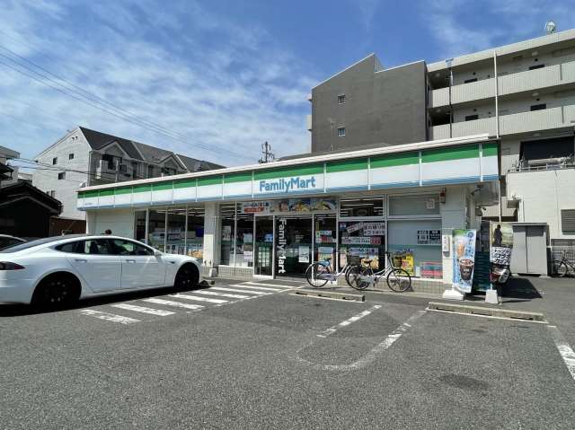コンビニ　ファミリーマート（コンビニ）まで768m