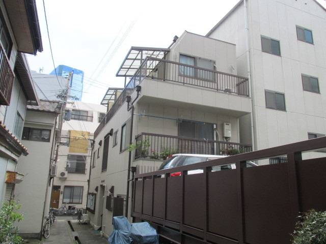 建物外観　シャープなデザインが印象的な洗練の住まい