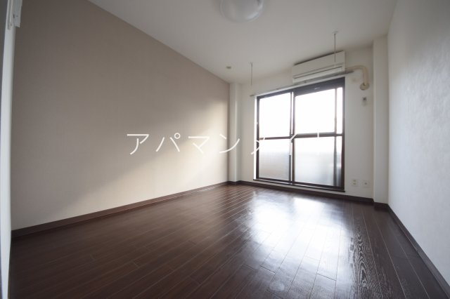 その他部屋・スペース　落ち着いた色調の寝室です