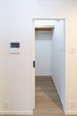 収納　別号室のものです。現状優先になります。 フローリング色：ライ