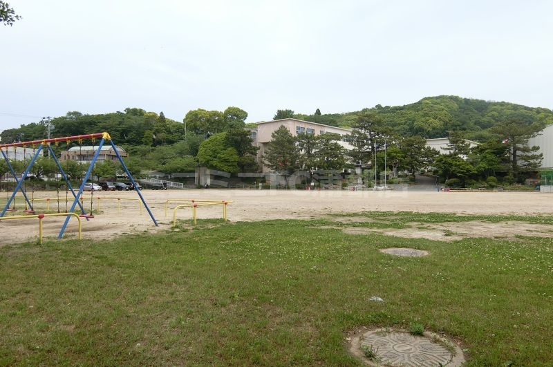 小学校　蒲郡市立西浦小学校（小学校）まで525m