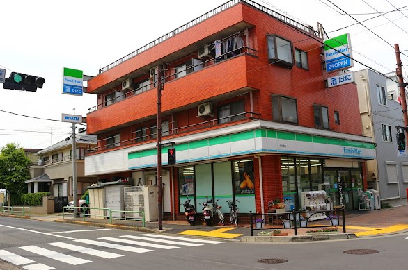 コンビニ　ファミリーマート（コンビニ）まで777m