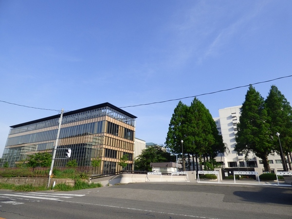 大学・短大　私立獨協大学（大学・短大）まで863m