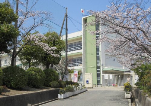 小学校　茨木市立郡山小学校（小学校）まで887m
