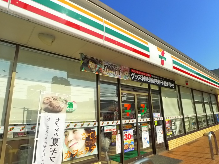 コンビニ　セブンイレブン（コンビニ）まで710m
