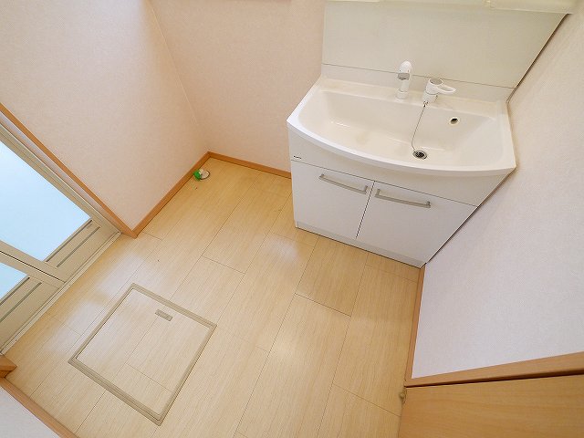 洗面設備　明るい洗面所です