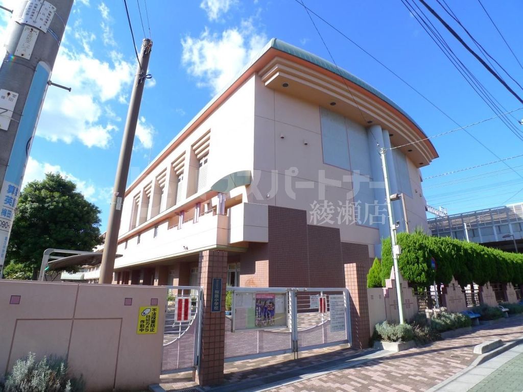 小学校　足立区立梅島小学校（小学校）まで380m