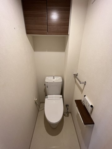 トイレ　温水洗浄便座付きのトイレです♪