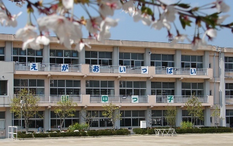 小学校　山中小学校（小学校）まで179m