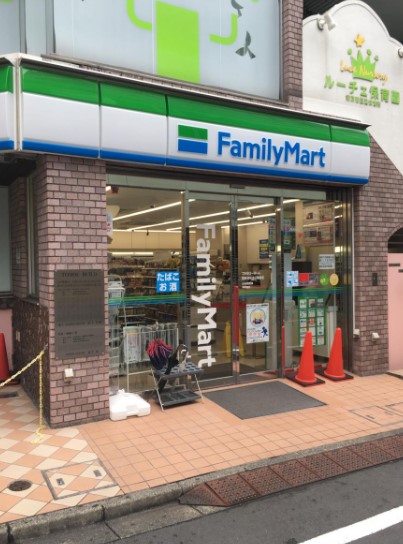 コンビニ　ファミリーマート西新宿柏木公園前店（コンビニ）まで63m