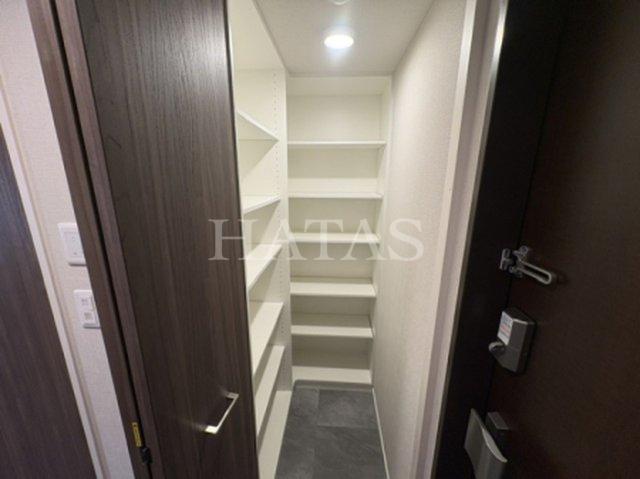 玄関　同物件別部屋です。