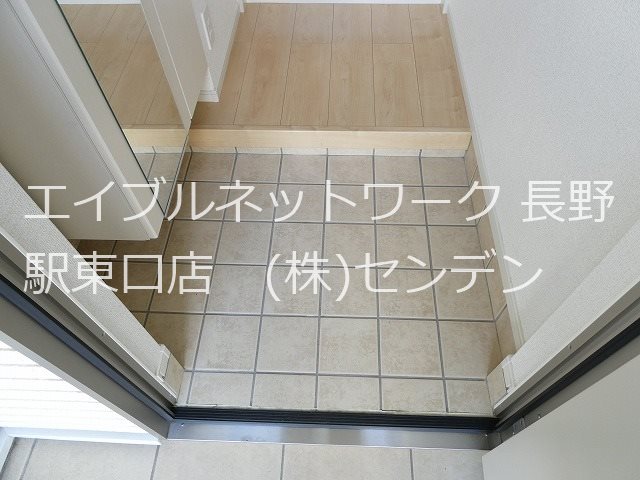 玄関　※写真は別部屋のものです。（参考）