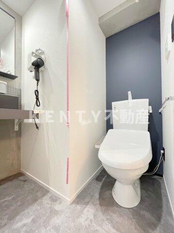トイレ　落ち着いた色調のトイレです
