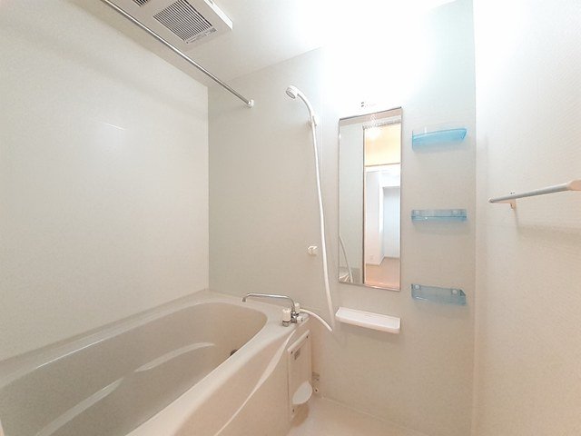 バス・シャワールーム　コンパクトで使いやすいお風呂です