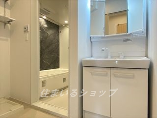洗面設備　三面鏡付きシャンプードレッサー
