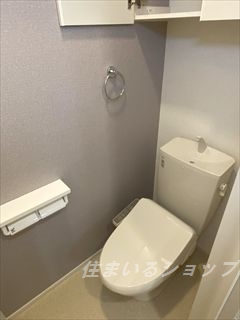 トイレ　シャワートイレ・収納棚あり