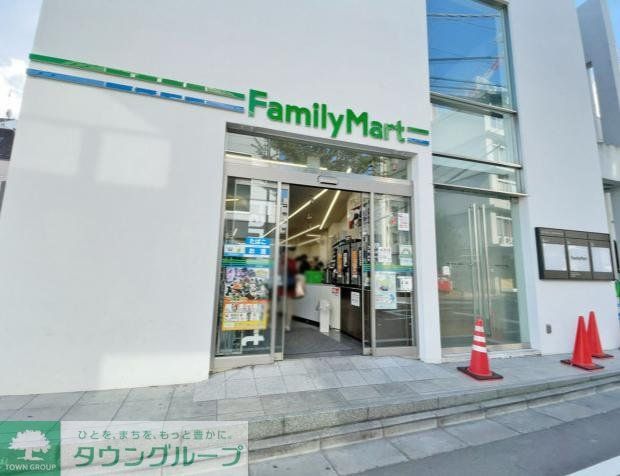 コンビニ　ファミリーマート代官山駅前店（コンビニ）まで220m