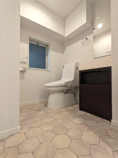 トイレ　温水洗浄便座付きトイレと洗面化粧台
