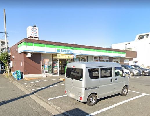 コンビニ　ファミリーマート（コンビニ）まで342m