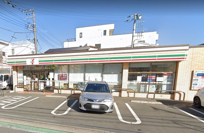 コンビニ　セブンイレブン（コンビニ）まで338m