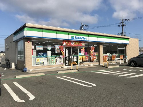 コンビニ　ファミリーマート 彦根竹ヶ鼻店（コンビニ）まで821m
