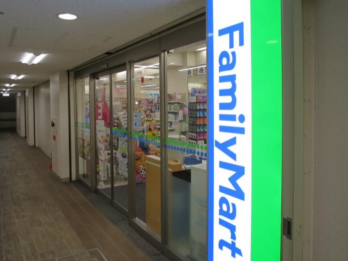 コンビニ　ファミリーマート 桃山台駅店（コンビニ）まで661m