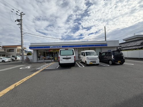 コンビニ　ローソン　美原町真福寺店（コンビニ）まで717m