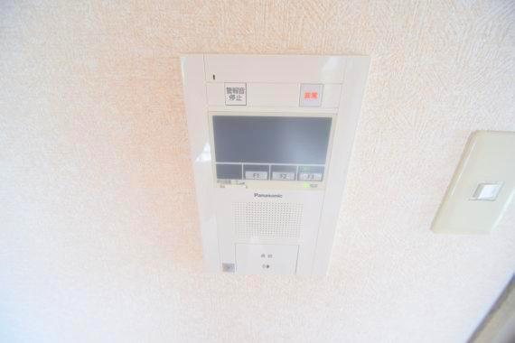 セキュリティ　TVモニターホンで来客が誰か確認してから開けて下さいね
