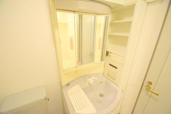洗面設備　身支度が出来る独立洗面台です。