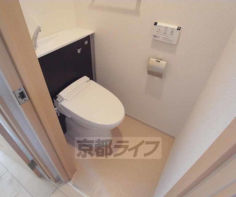 トイレ　かっこいいタンクレス式のウォシュレットトイレです。