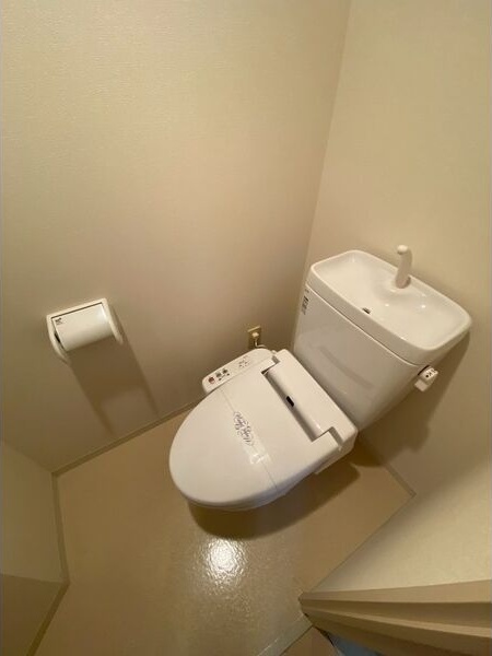 トイレ　※写真は同じマンションの違う部屋のものになります。