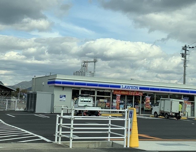 コンビニ　ローソン観音寺本大町江藤店（コンビニ）まで659m