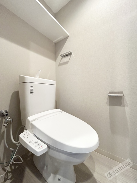 トイレ　人気アイテムの温水洗浄便座。清潔感のあるトイレです