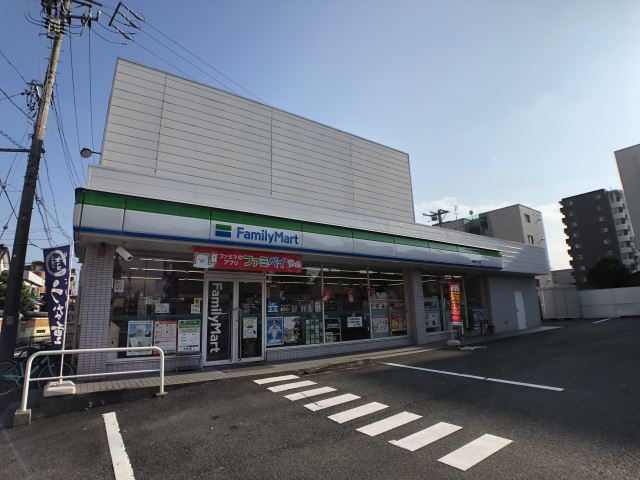 コンビニ　ファミリーマート（コンビニ）まで390m