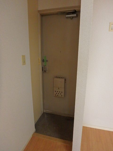 玄関　※同建物　同タイプ間取り　別室　設備施工例　現況優先