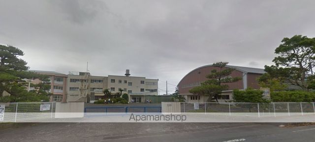 小学校　中小学校（小学校）まで642m