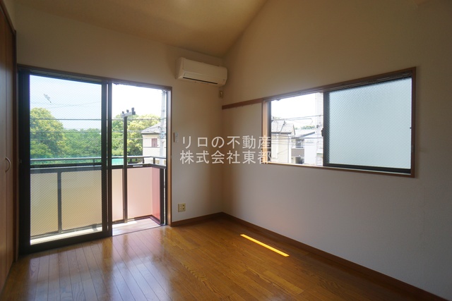 居室・リビング　２面採光なので、明るく風通しのよい過ごしやすいお部屋です♪