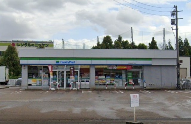 コンビニ　ファミリーマート長岡新産四丁目店（コンビニ）まで726m