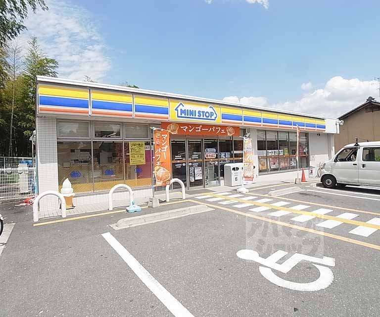 コンビニ　ミニストップ向日寺戸町店（コンビニ）まで750m
