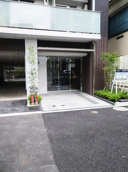 エントランス　落ち着いたエントランスです