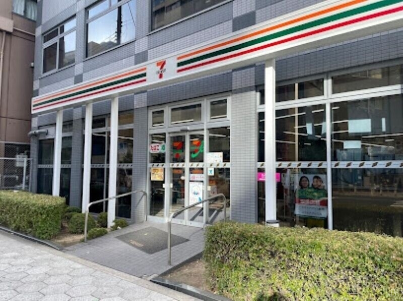 コンビニ　セブンイレブン大阪靱本町2丁目店（コンビニ）まで111m
