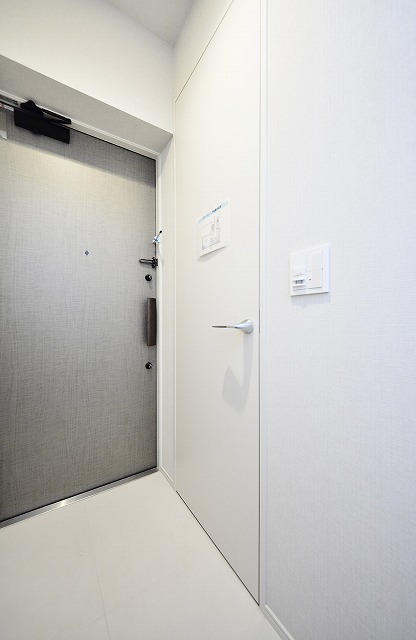 玄関　写真は同タイプ住居です。