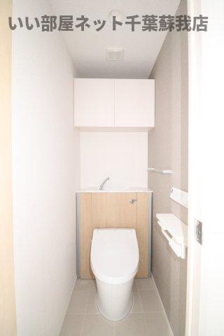 トイレ　落ち着いた色調のトイレです