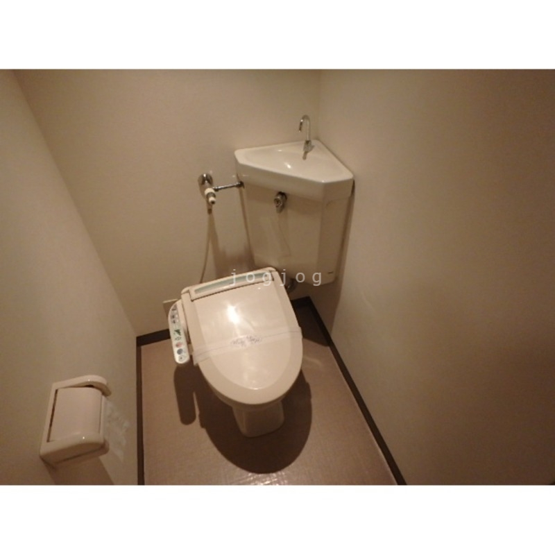 トイレ　嬉しい温水洗浄便座付きのトイレです。