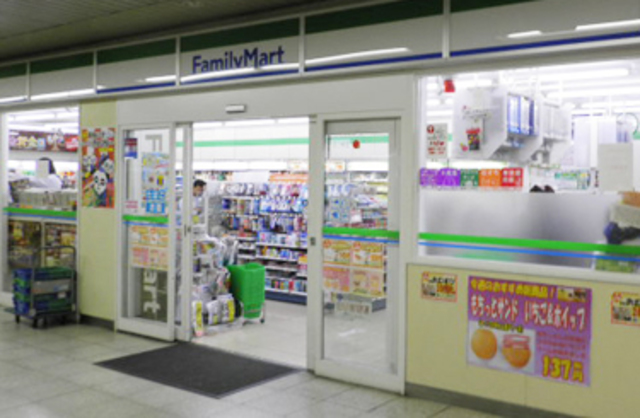 コンビニ　ファミリーマート京成千葉駅店（コンビニ）まで738m