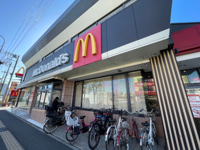 飲食店　マクドナルド２４６厚木店（飲食店）まで922m