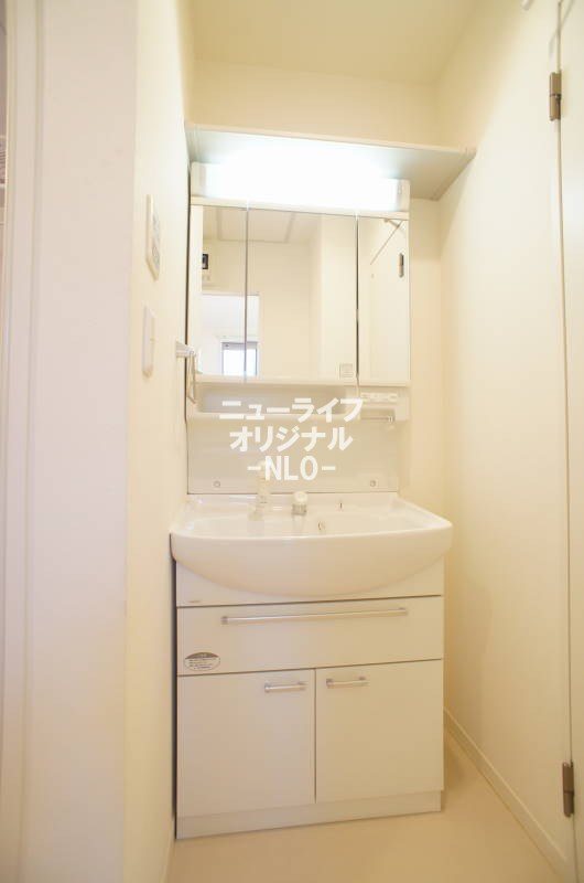 洗面設備　シャワー付き洗面台で忙しい朝でも楽に身支度が出来ます☆