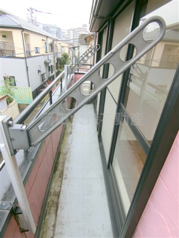 バルコニー　南向き物干し金具付きのバルコニー