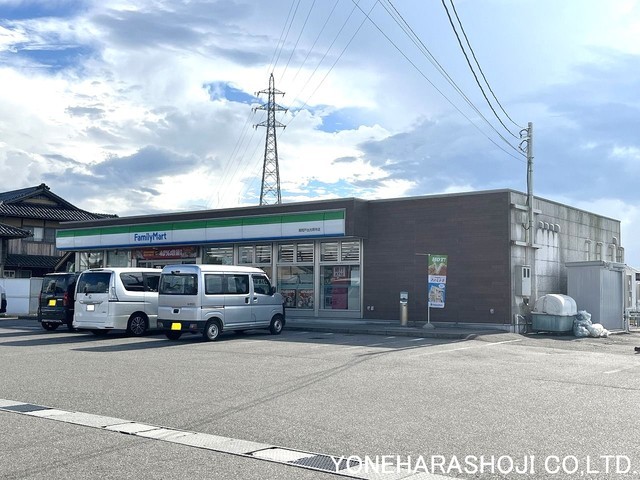 コンビニ　ファミリーマート高岡戸出光明寺店（コンビニ）まで434m