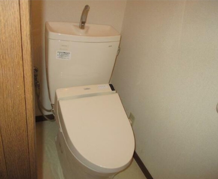 東急東横線 祐天寺駅 徒歩15分 2階建 築29年のトイレ写真